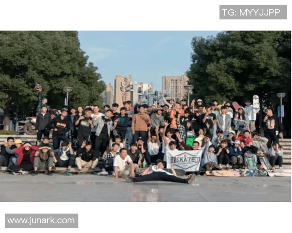 重庆滑板队默契配合探秘：如何在城市街头展现团队精神与技巧